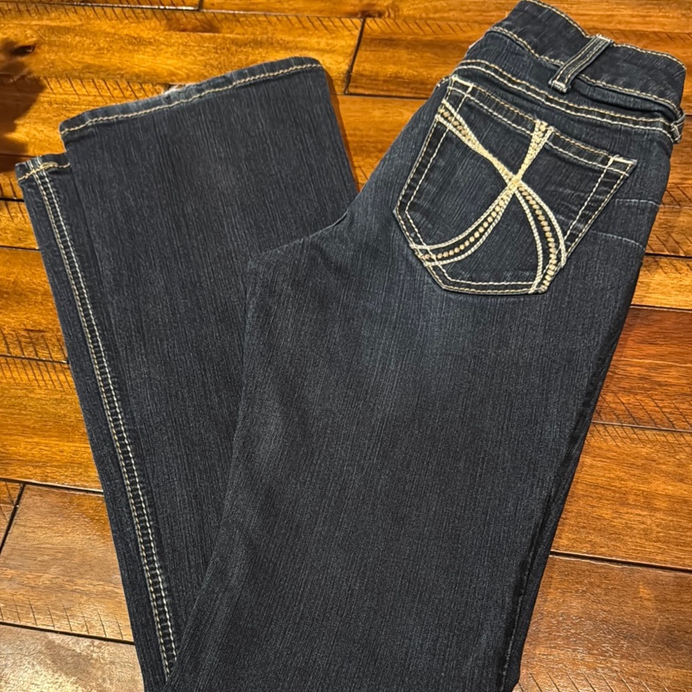 In good condition women’s Ariat dark blue jeans. Size 27R.